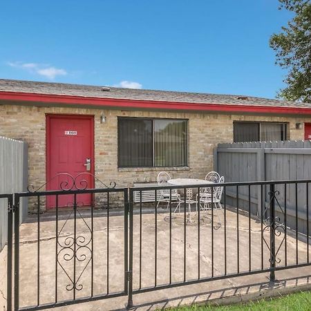 Americas Best Value Inn Lockhart Tx Exterior photo