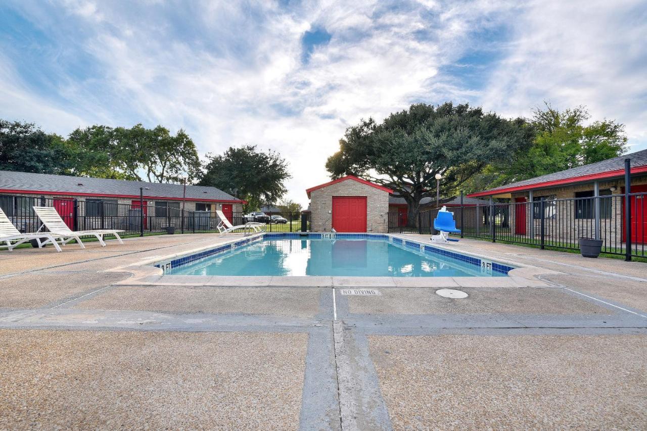 Americas Best Value Inn Lockhart Tx Exterior photo