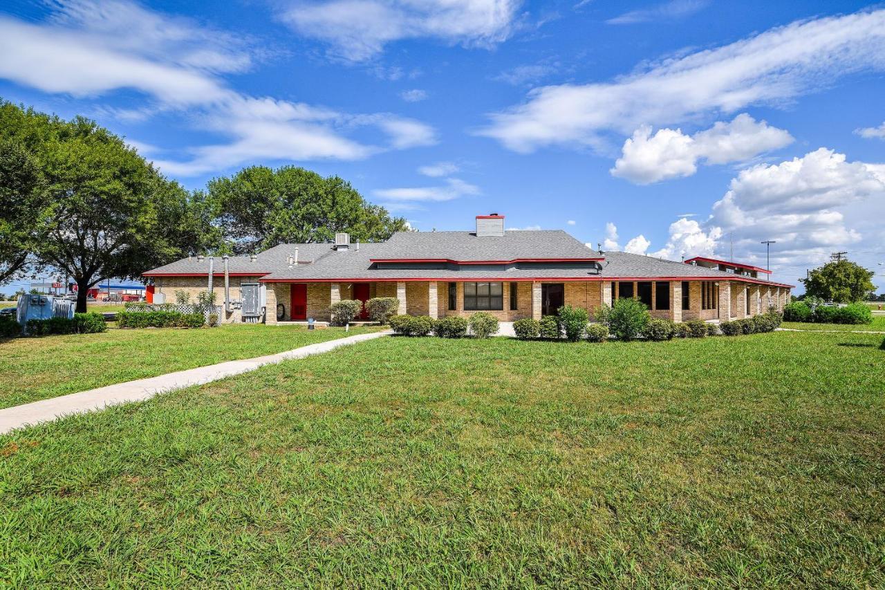 Americas Best Value Inn Lockhart Tx Exterior photo