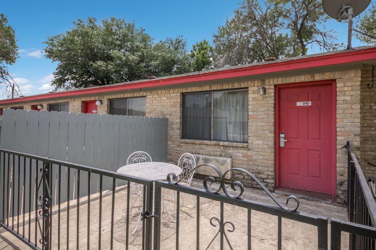 Americas Best Value Inn Lockhart Tx Exterior photo