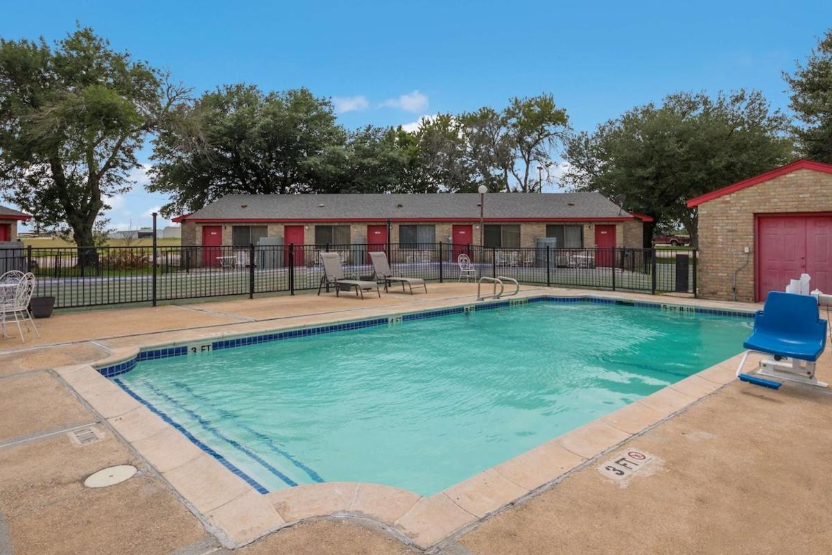 Americas Best Value Inn Lockhart Tx Exterior photo