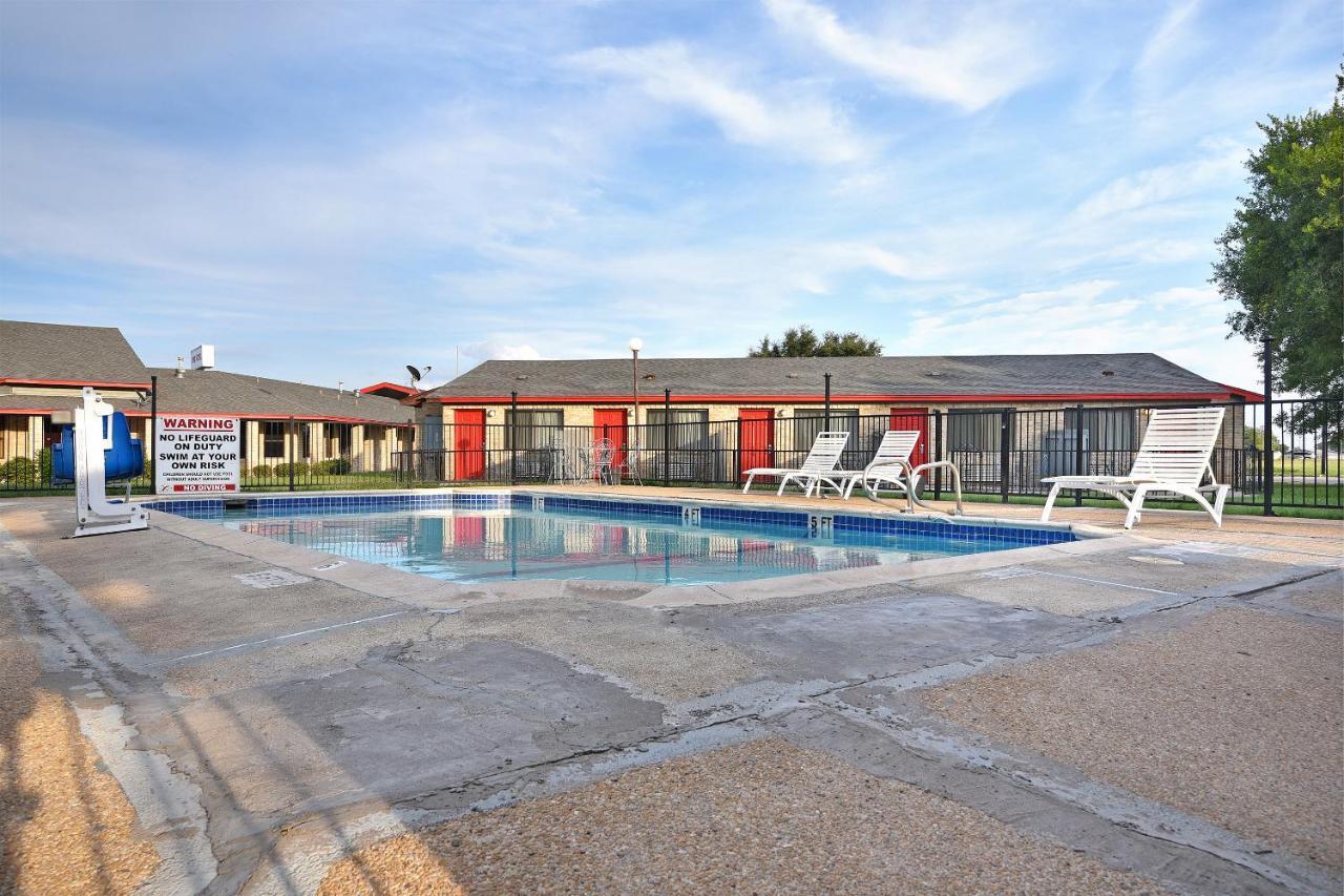 Americas Best Value Inn Lockhart Tx Exterior photo